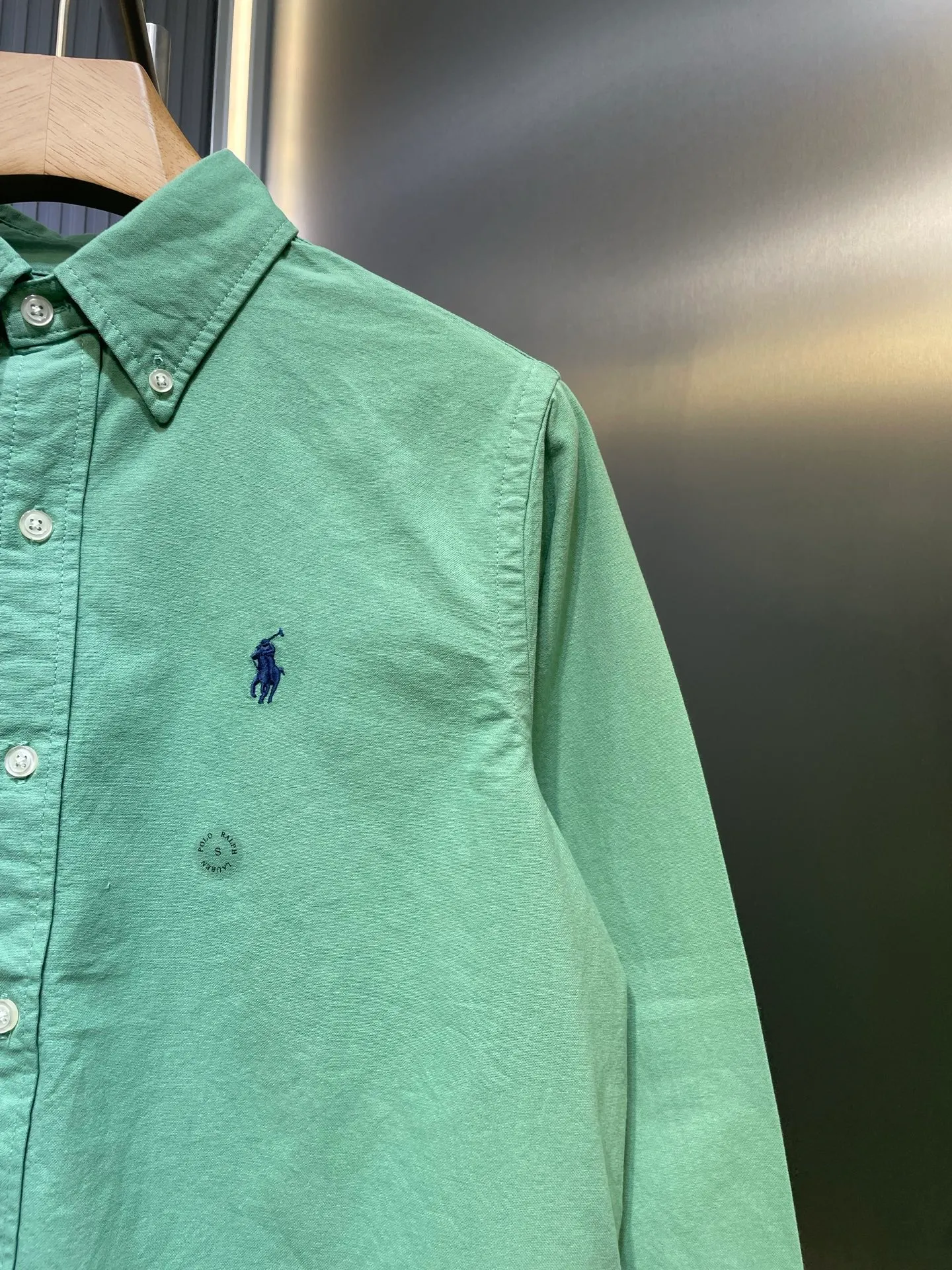 P370 Ralph Lauren 🌟 War Horse solid color shirt, macaron color, white upper body, loose fit, contrasting embroidery design on the cuffs and chest, button closure, can be paired with a skirt of the same color Size: xs-xl